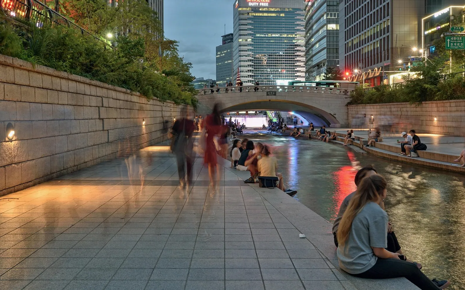 Seoul, cheonggyecheon stream and night view